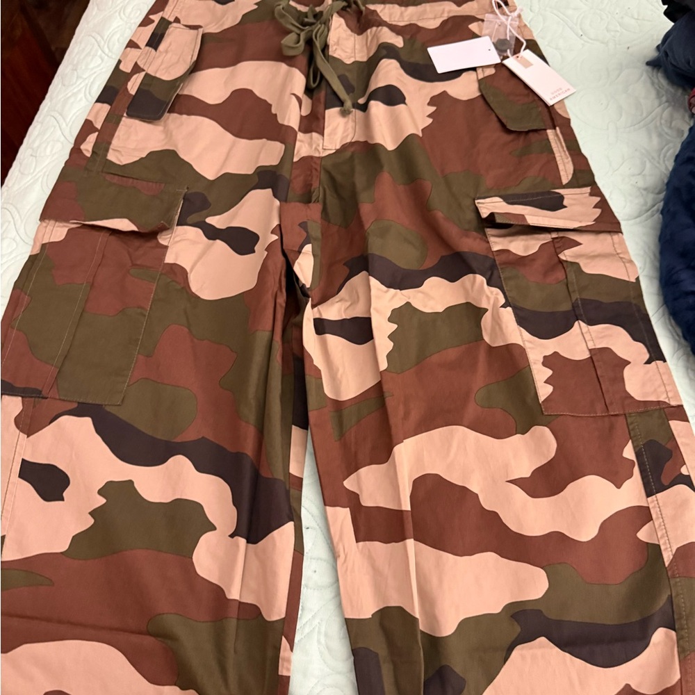 NWT Good American Camouflage Cargo Windbreaker Pants